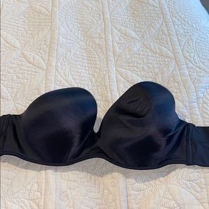 Black strapless bra